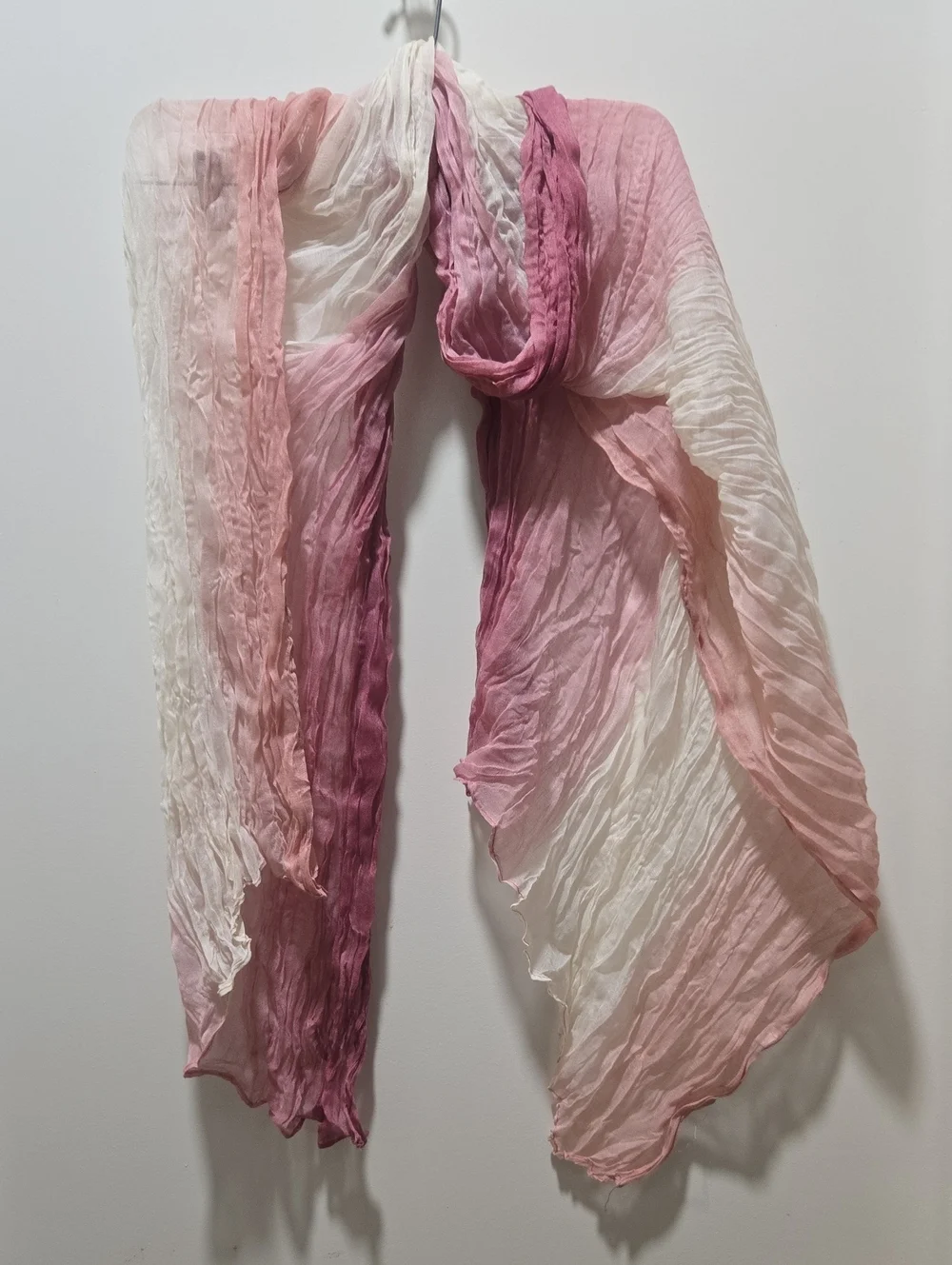 Women's Pink Ombre Crinkle Scarf - Lightweight Summer Fashion Accessory
